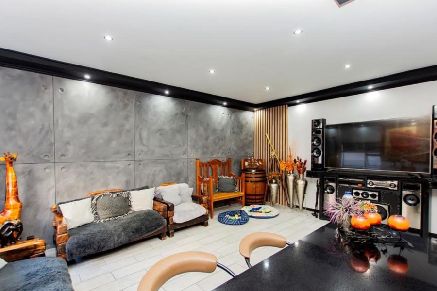 7 Bedroom Property for Sale in Myburgh Park Western Cape